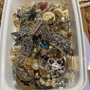343g mostly BROKEN Jewelry Lot with various claps, rhinestones, metals CRAFTS